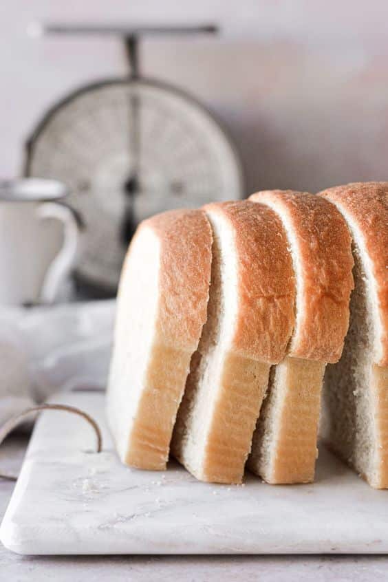 Nadýchaný domáci chlebík priamo z pekárne.
