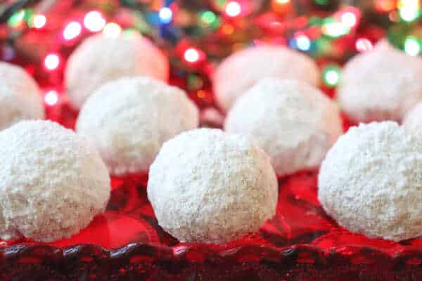 Pekanové vianočné guličky obalené v práškovom cukre.