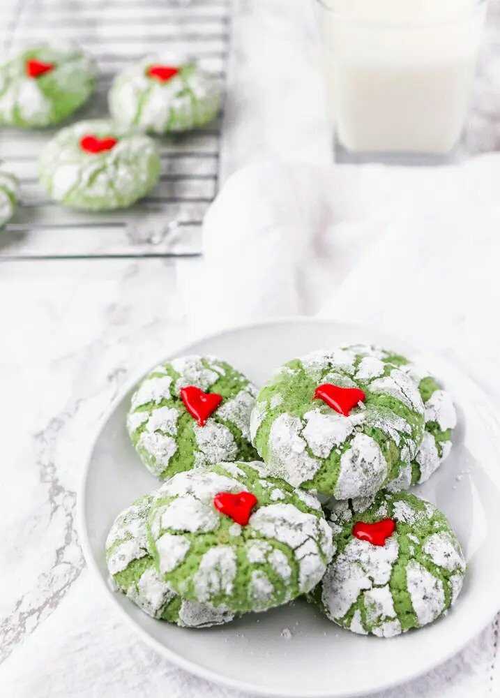 Zelené sušienky ozdobené srdiečkom na tanieriku.