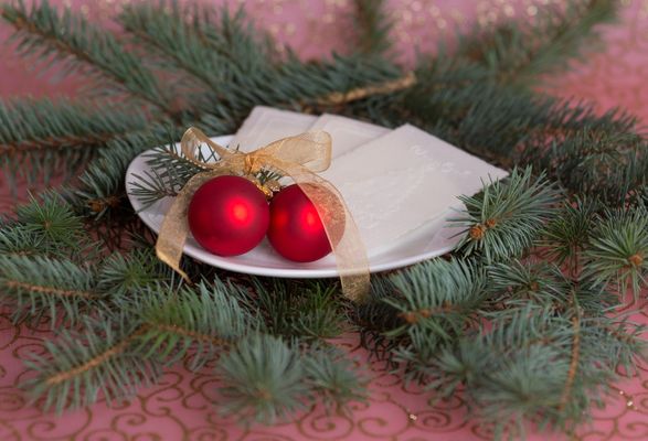 Bezlepkové oblátky na tanieri s vianočnou výzdobou.